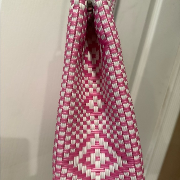 Artesanal Pink and White Woven Tote Bag - Picture 3 of 11